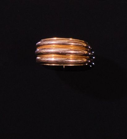 BAGUE en or jaune 750‰ à décor de triple...