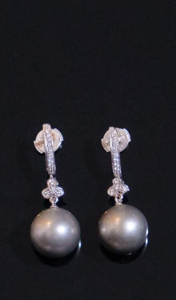 BOUCLES D'OREILLES en or gris 750‰, ornée...