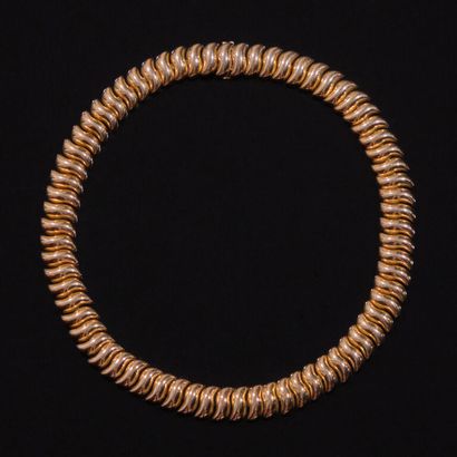 COLLIER plat en or jaune à maille souple...