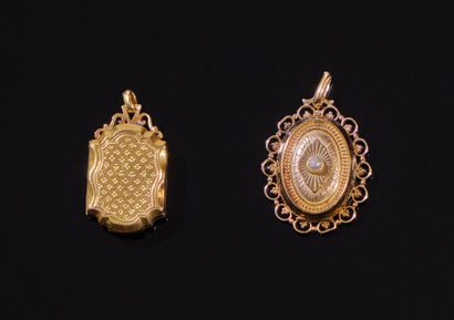 LOT en or 750‰ comprenant deux pendentifs...