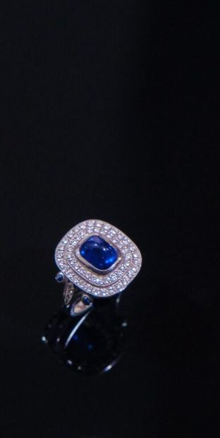 * BAGUE en platine 950‰ ornée d'un saphir...