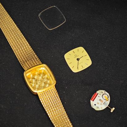 OMÉGA. 
MONTRE-BRACELET de dame en or jaune...