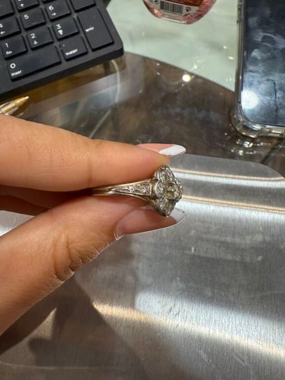 BAGUE en fils de platine de type marguerite...