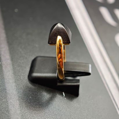 * BAGUE en or jaune 750‰ ornée d'un motif...