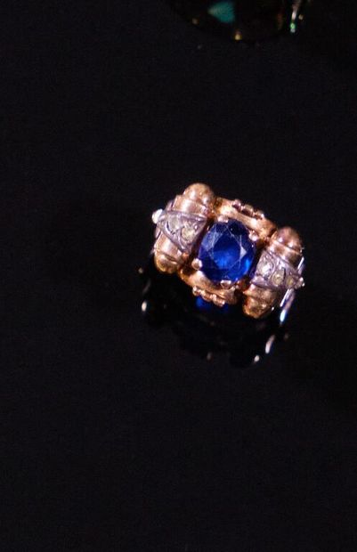 BAGUE de type chevalière à rouleaux, ornée...