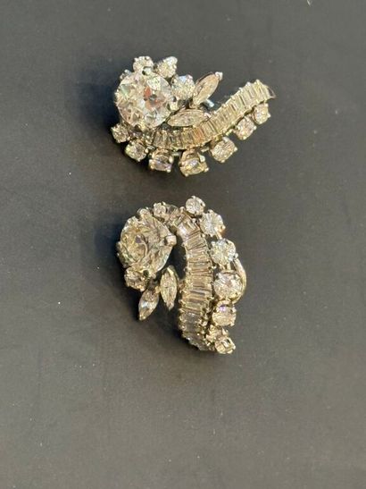 PAIRE DE CLIPS D'OREILLES percées en or blanc...