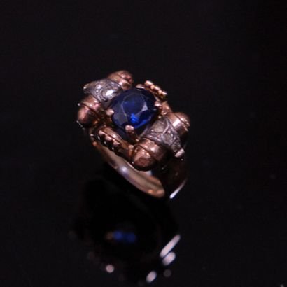 BAGUE de type chevalière à rouleaux, ornée...