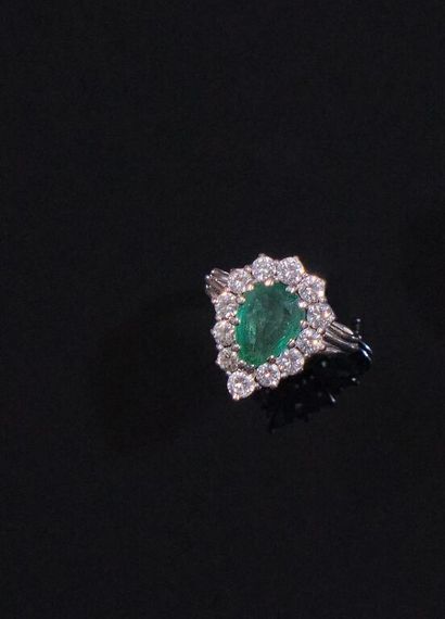 BAGUE en fils de platine 950‰ et or gris...