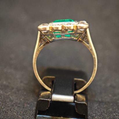 BAGUE en platine 950‰ à panier rectangulaire...