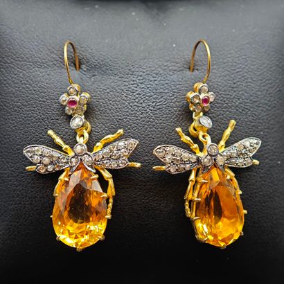 PAIRE DE PENDANTS D'OREILLES en alliage d'or...