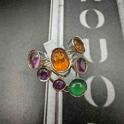 BAGUE en fils d'or gris 750‰ ornée d'un agrégat...