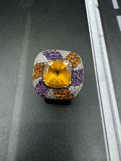 BAGUE dite cocktail en or gris 750‰, ornée...