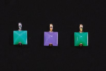 * LOT de trois pendentifs en or 750‰ ornés...