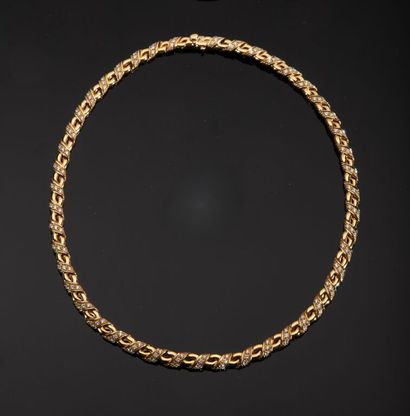 CHAUMET, Paris. Vers 1980.
COLLIER en or...