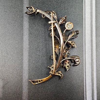 BROCHE en or 750‰ et argent 800‰ présentant...