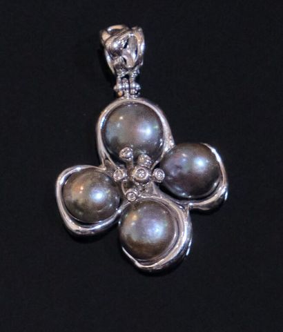 PENDENTIF en or gris 750‰ figurant une fleur...
