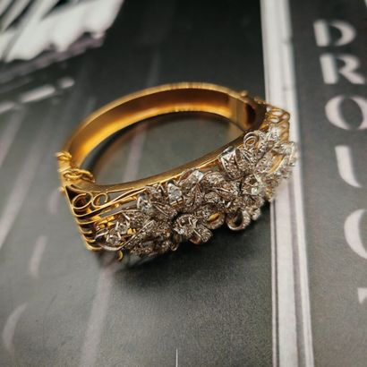 BRACELET en or 750‰ de deux tons, ajouré,...