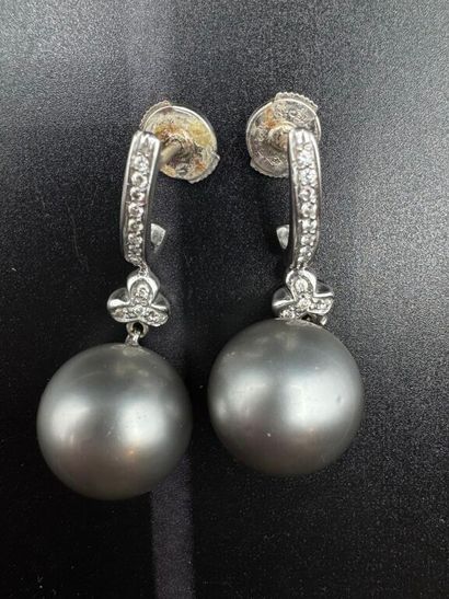 BOUCLES D'OREILLES en or gris 750‰, ornée...