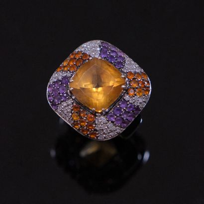 BAGUE dite cocktail en or gris 750‰, ornée...