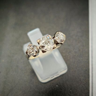 BAGUE rivière en or gris 750‰ ornée de trois...