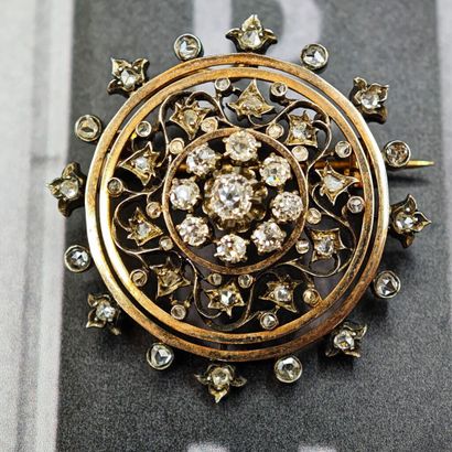 BROCHE en or jaune 750‰ et argent 800‰, de...
