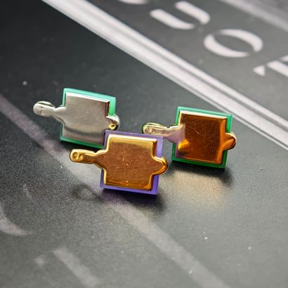 * LOT de trois pendentifs en or 750‰ ornés...