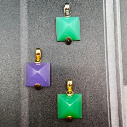 * LOT de trois pendentifs en or 750‰ ornés...