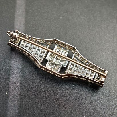 BROCHE de revers de forme oblongue en platine...