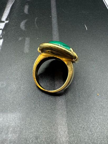 BAGUE en or jaune 750‰ sertie d'un cabochon...