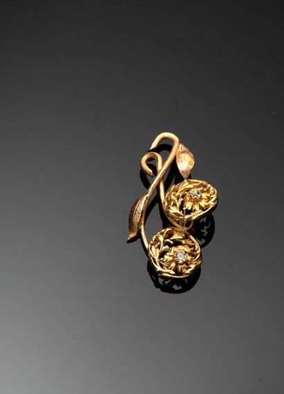 BROCHE en or jaune 750‰ à motif de fleurs...