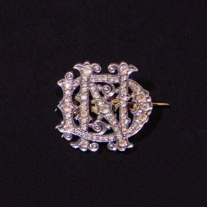 BROCHE en or jaune 750‰ et argent 800‰ figurant...
