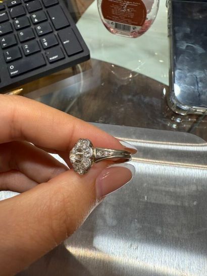 BAGUE en fils de platine de type marguerite...
