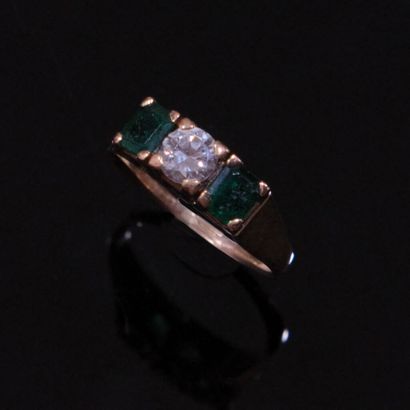BAGUE trilogie en or jaune 750‰ ornée d'un...