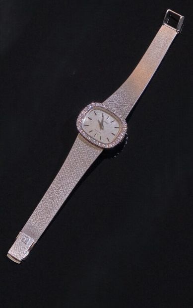 TISSOT.
MONTRE de dame en or gris 750‰. Lunette...