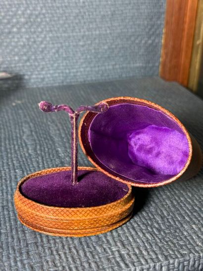 BOÎTE PRÉSENTOIR à pendants d'oreilles entièrement...