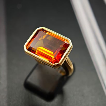 * BAGUE en or jaune 750‰ ornée d'une importante...