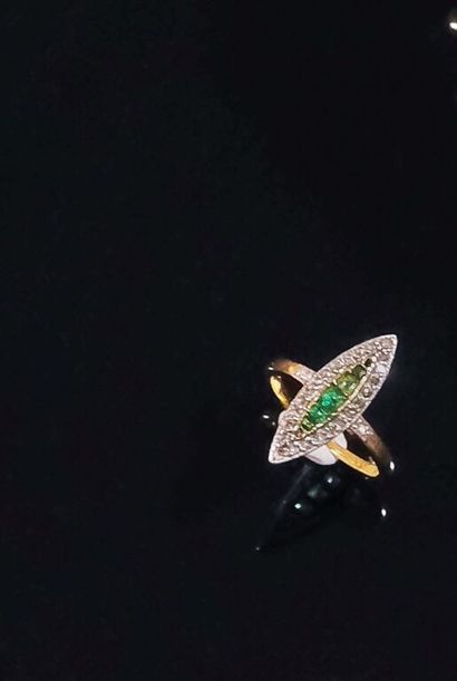 Petite BAGUE navette en or jaune 750‰ et...