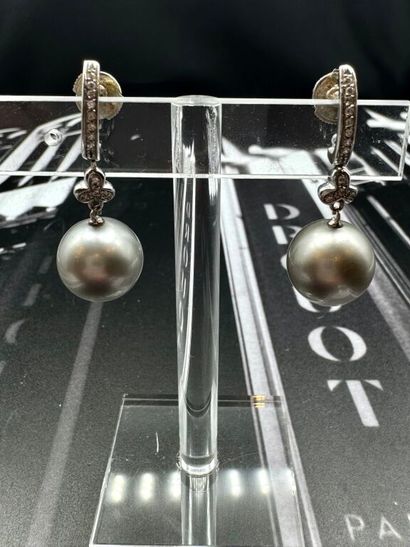 BOUCLES D'OREILLES en or gris 750‰, ornée...