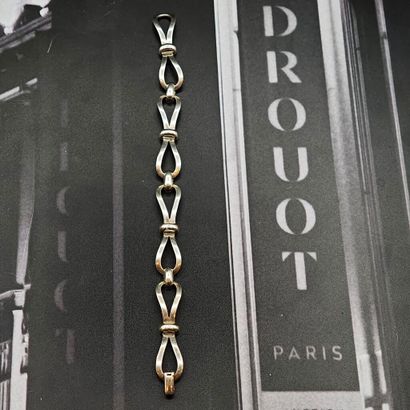 * BRACELET en argent 800‰ à maille nœuds.
Long....