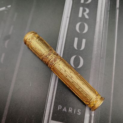 ÉTUI à cire en or jaune 750‰ à décor guilloché...