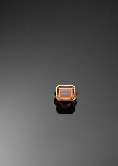 * BAGUE en or jaune 750‰ ornée d'une importante...