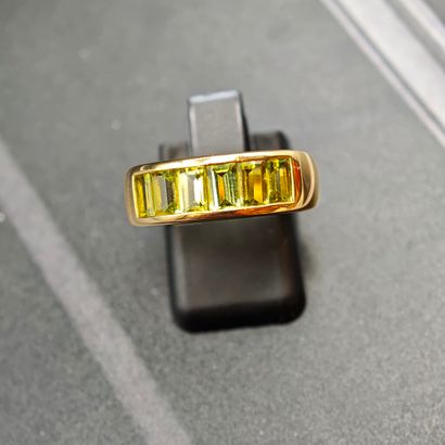* BAGUE en or jaune 750‰ ornée d'un rang...