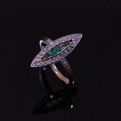 Petite BAGUE navette en or jaune 750‰ et...