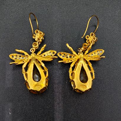 PAIRE DE PENDANTS D'OREILLES en alliage d'or...