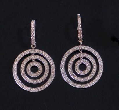 PAIRE DE PENDANTS D'OREILLES en or gris 750‰...