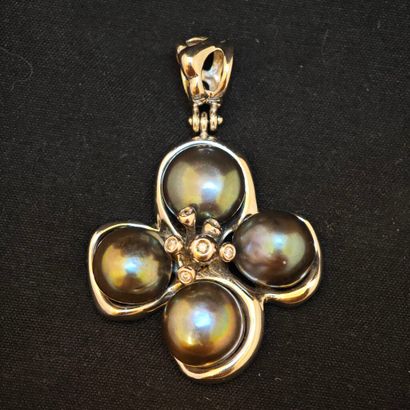 PENDENTIF en or gris 750‰ figurant une fleur...