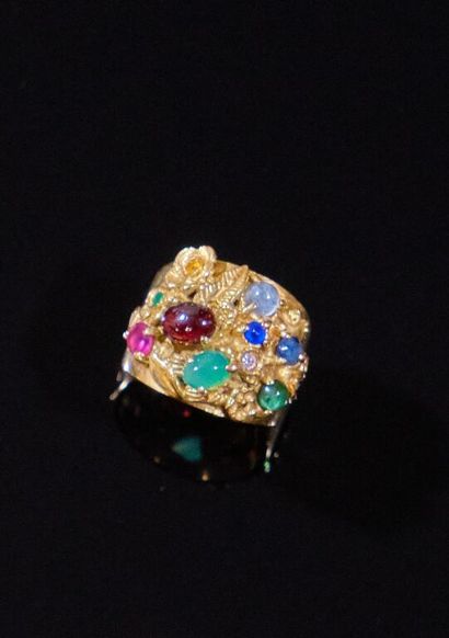 BAGUE en or jaune 750‰ ornée de motifs appliqués...