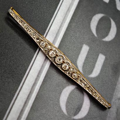 BROCHE barrette en or 750‰ et platine 950‰...