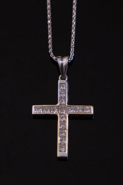 PENDENTIF en or rhodié 750‰ retenant une...
