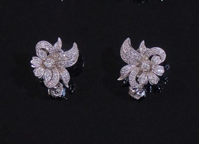 PAIRE DE CLIPS D'OREILLES en or gris 750‰...